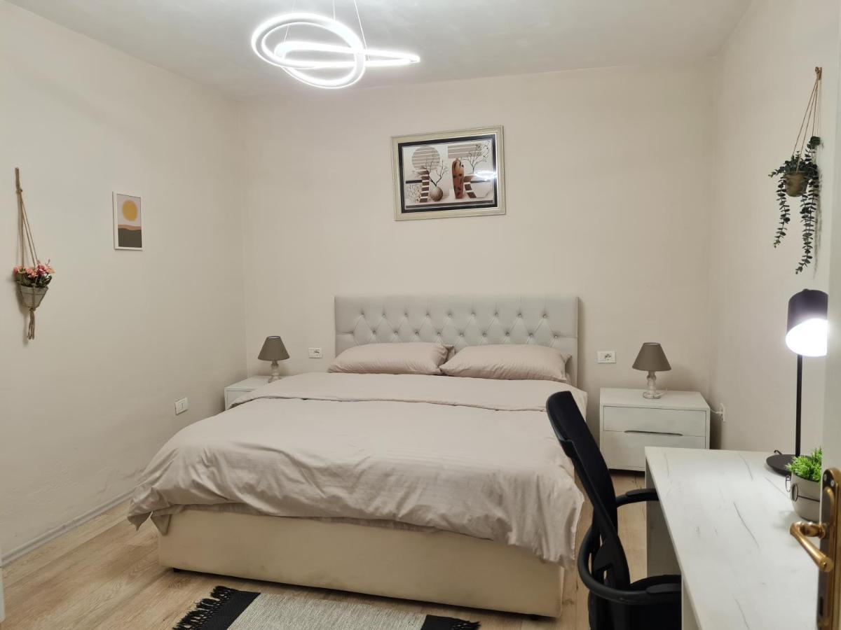 Downtown Boulevard Apartment With A Cute Balcony! Tirana Exterior foto