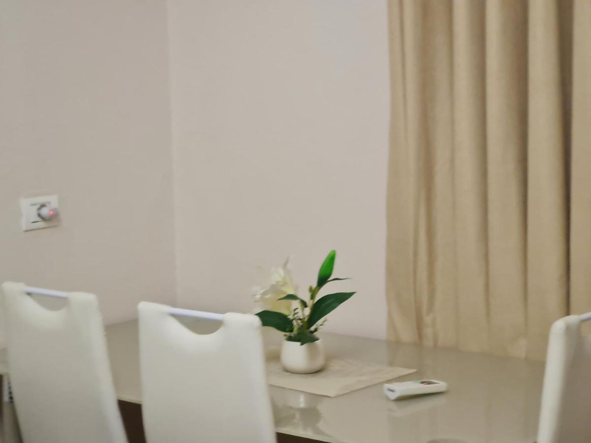 Downtown Boulevard Apartment With A Cute Balcony! Tirana Exterior foto